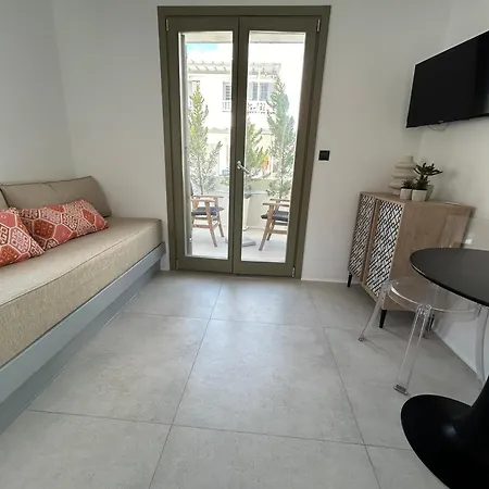 Dom wakacyjny Joelia In Paros With Private Jacuzzi! Nausa